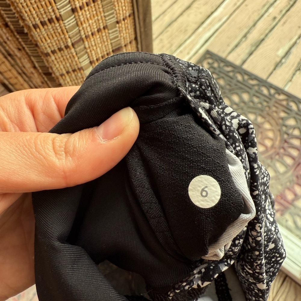 Lululemon cropped Black and White Speckled Leggings size 6 - Picture 5 of 5